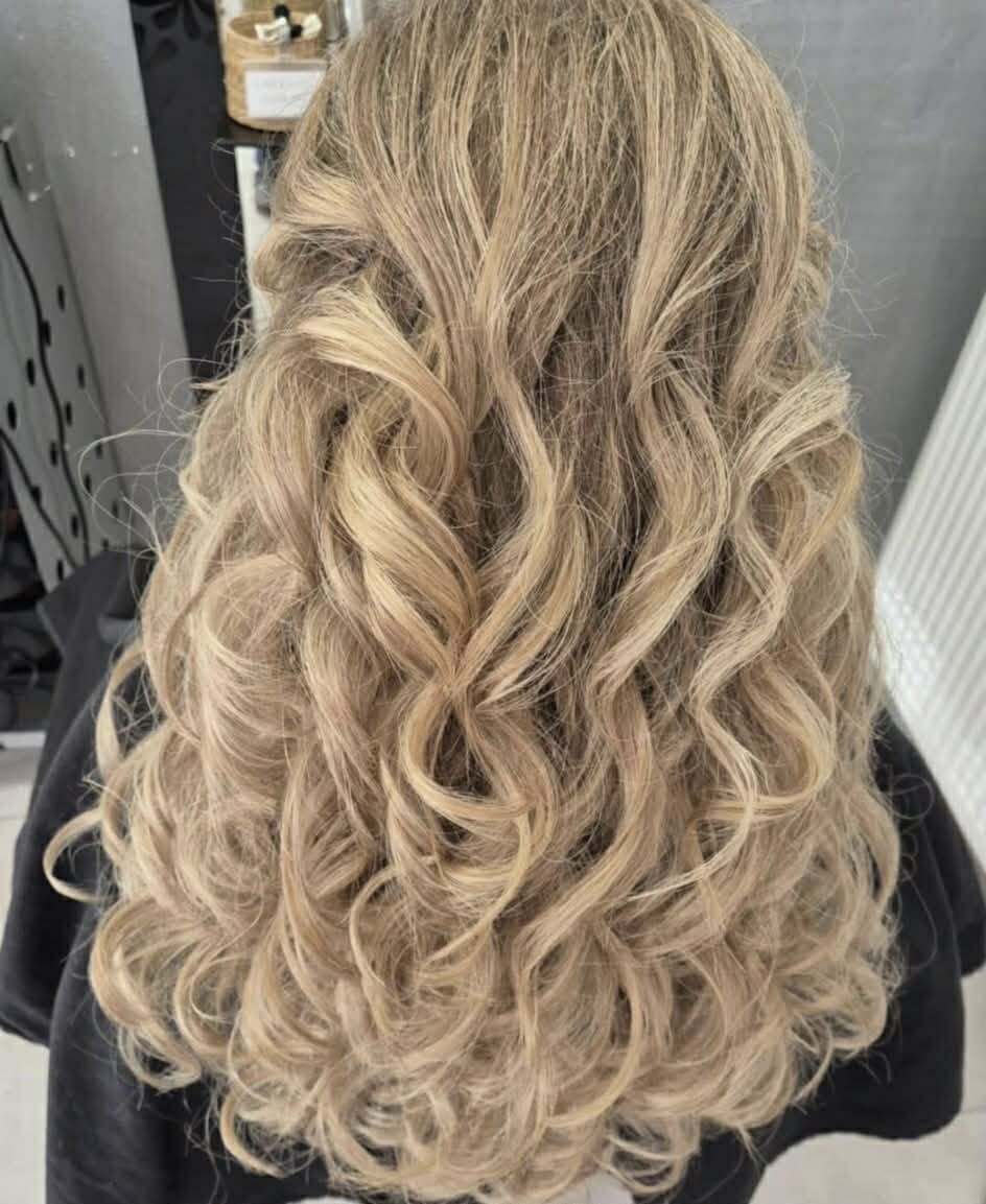 Vlnitý styling a ženský vzhľad vlasov